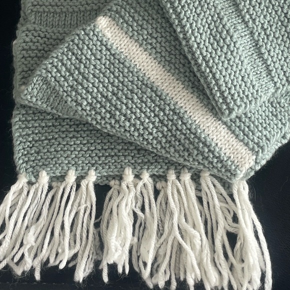 NWOT: Hand-Knit Wool Scarf - Unisex 🌿 New • Fringed Ends. - Picture 7 of 10